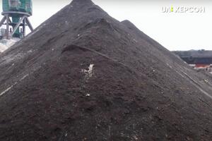 У розслідуванні підкреслили, що купи токсичних відходів становлять велику проблему для України