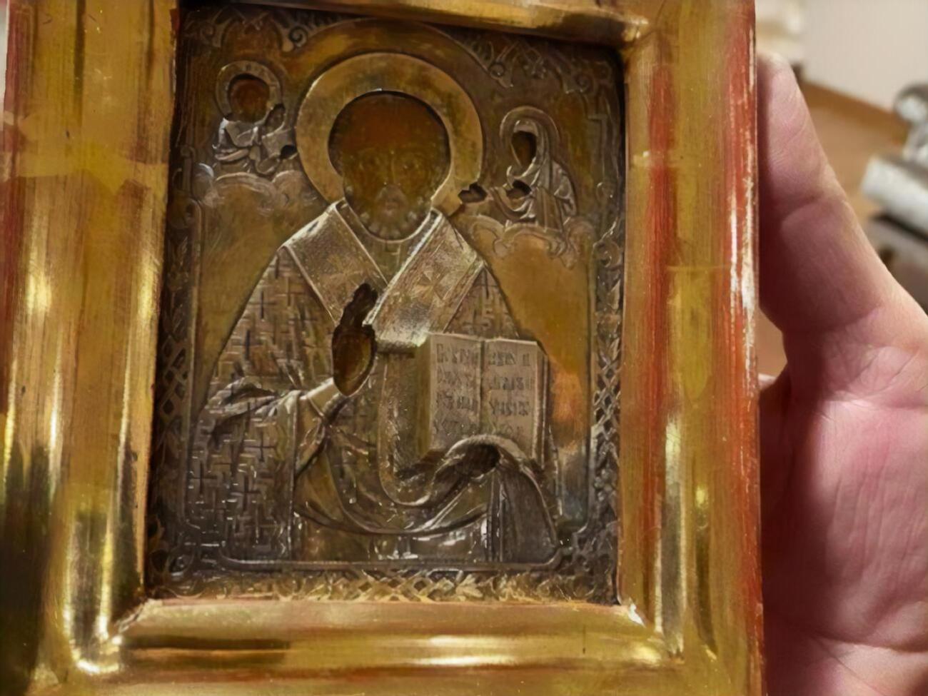Точный возраст позолоченной иконы неизвестен