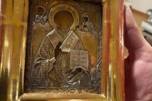Точный возраст позолоченной иконы неизвестен