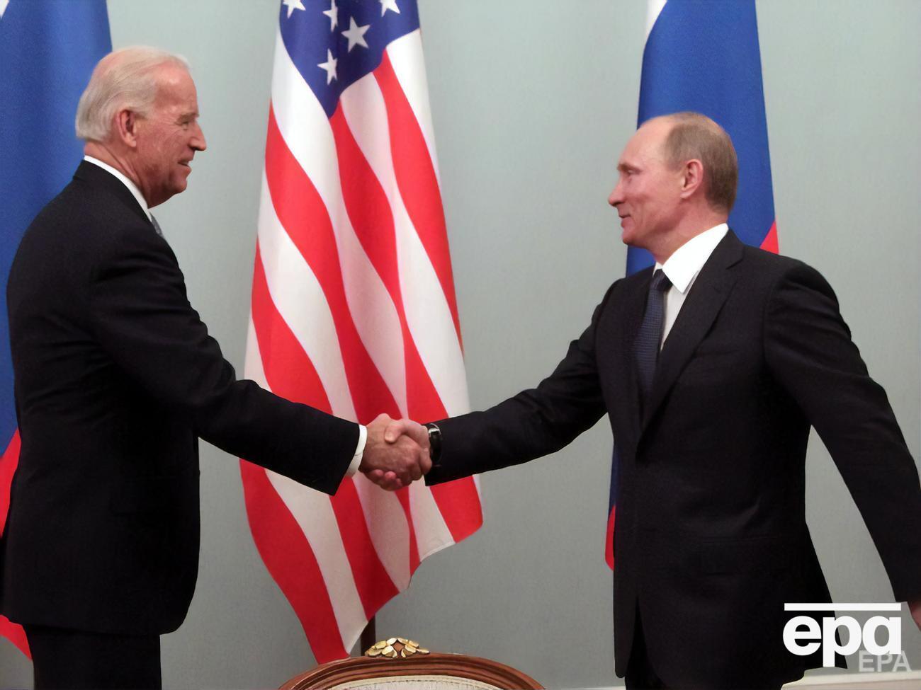 Байден (слева) поговорил с Путиным по телефону первый раз 26 января