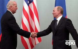 Байден (слева) поговорил с Путиным по телефону первый раз 26 января