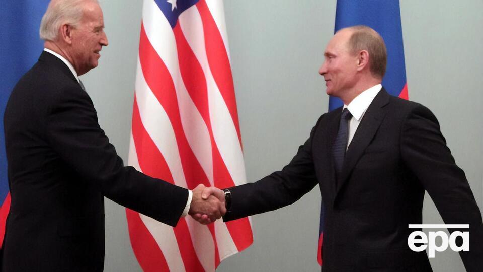 Байден (слева) поговорил с Путиным по телефону первый раз 26 января