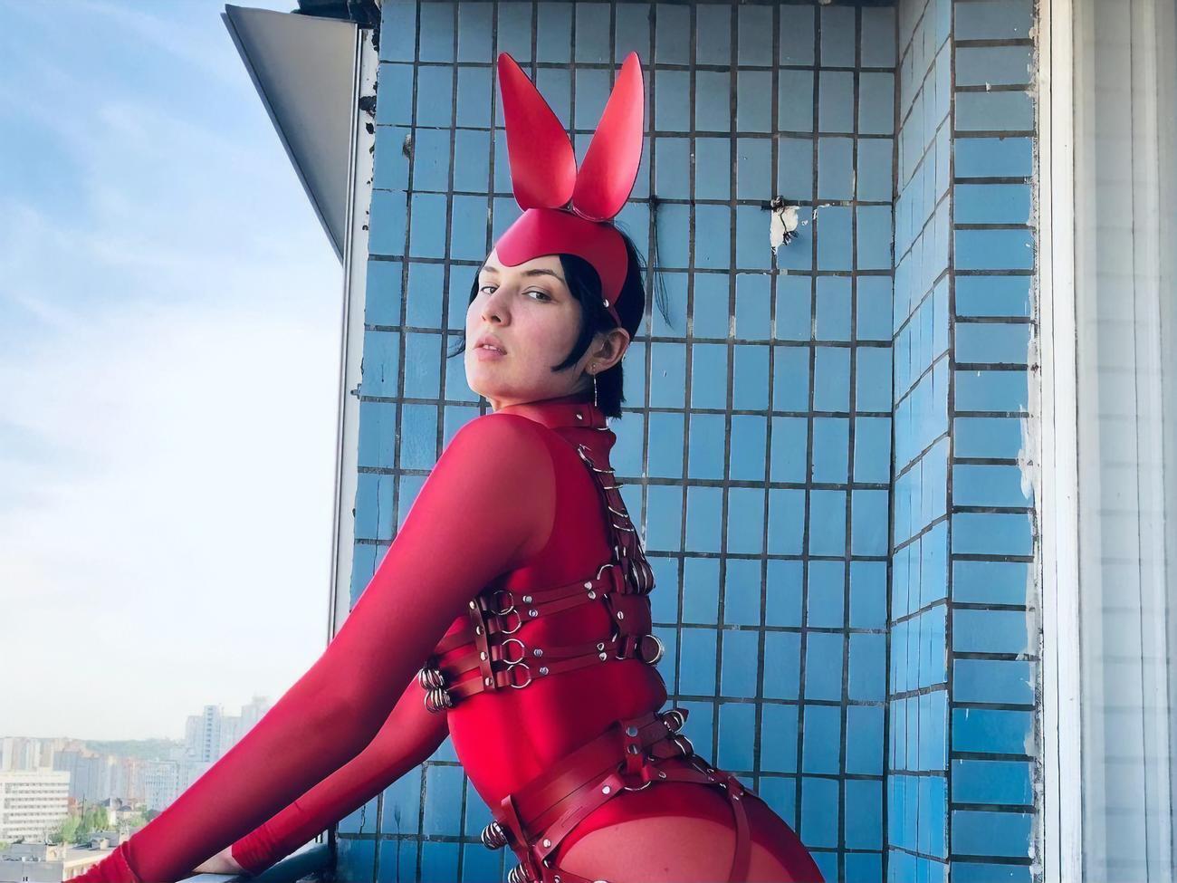 "Копы за окошком. Белая дорожка, подыши немножко". Maruv презентовала провокационную песню и ролик. Видео