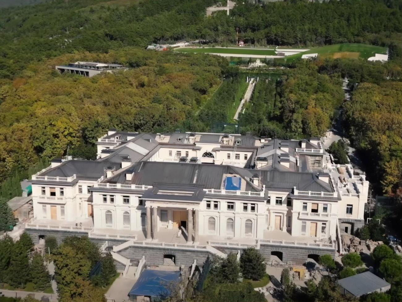 За даними однієї з будівельних фірм, площа всіх будівель палацу Путіна сягає 40 тис.&nbsp;м&sup2;