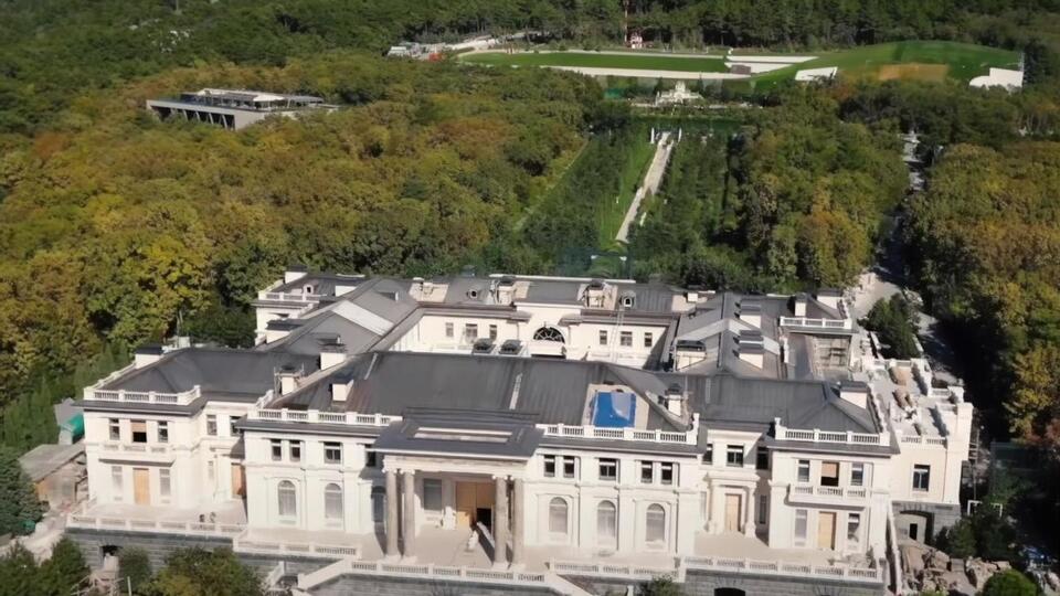 За даними однієї з будівельних фірм, площа всіх будівель палацу Путіна сягає 40 тис. м²