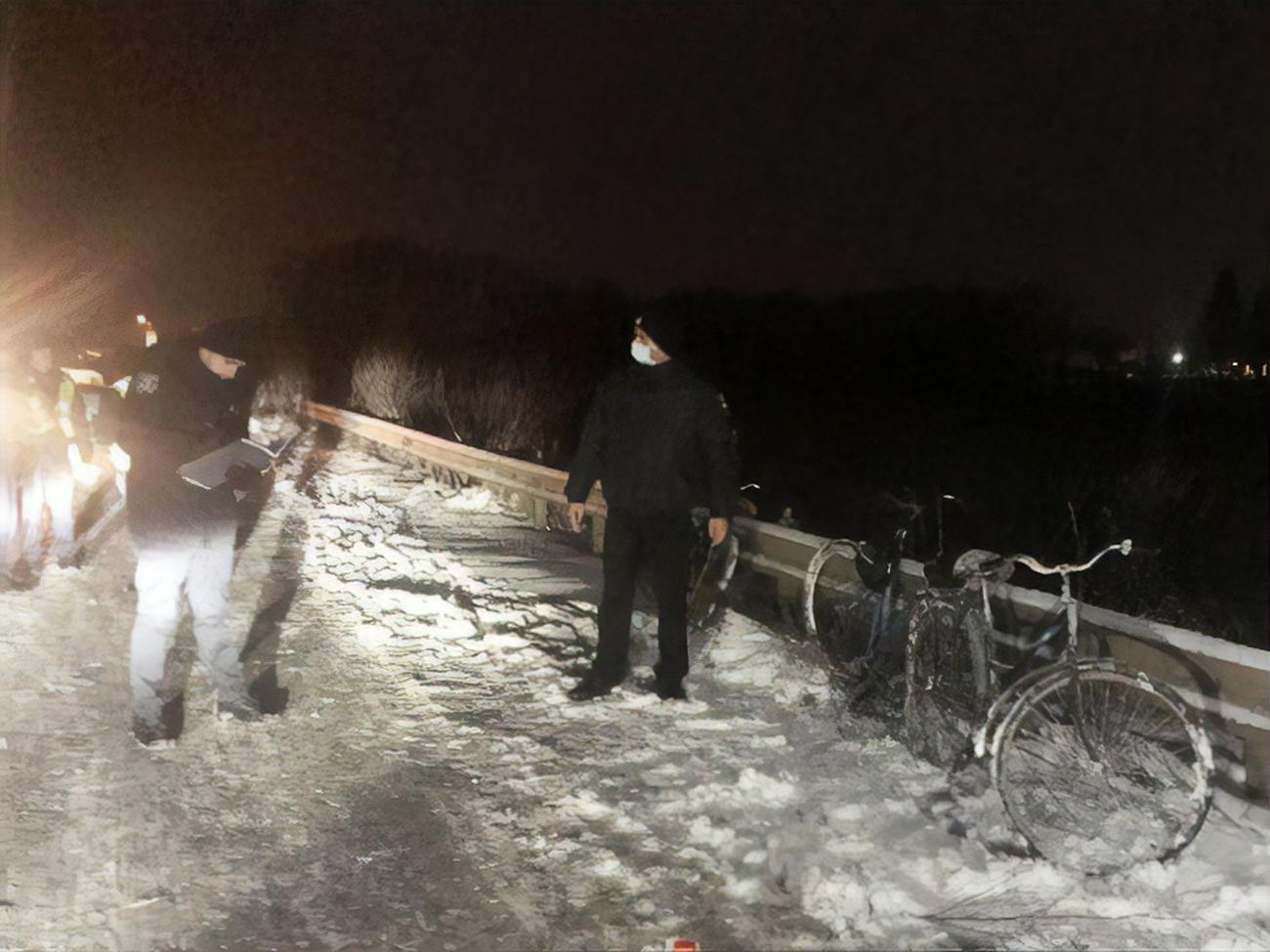 Микроавтобус сбил двух женщин, которые двигались на велосипедах в попутном направлении