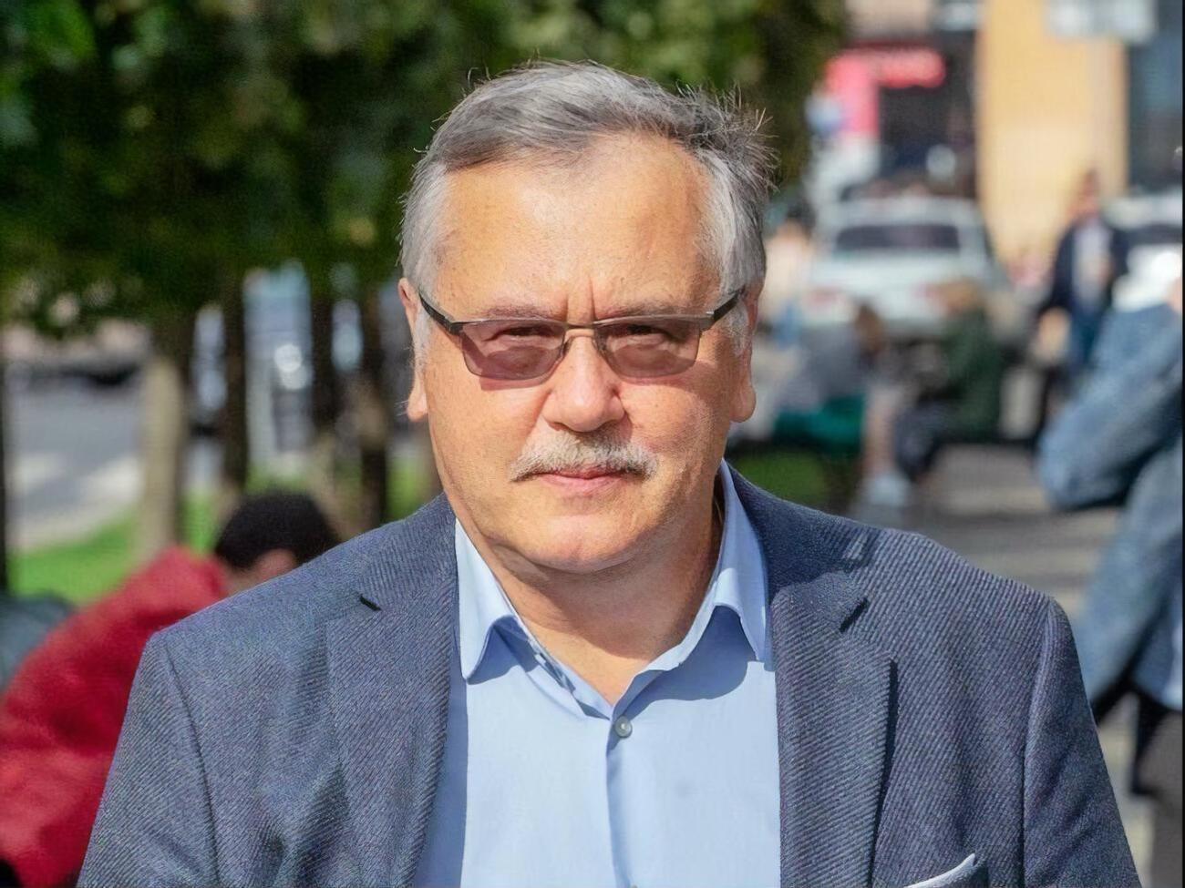 Гриценко считает, что такие конфликты деморализуют и подрывают единство и боеспособность украинской армии