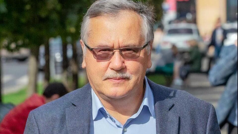Гриценко вважає, що такі конфлікти деморалізують і підривають єдність та боєздатність української армії