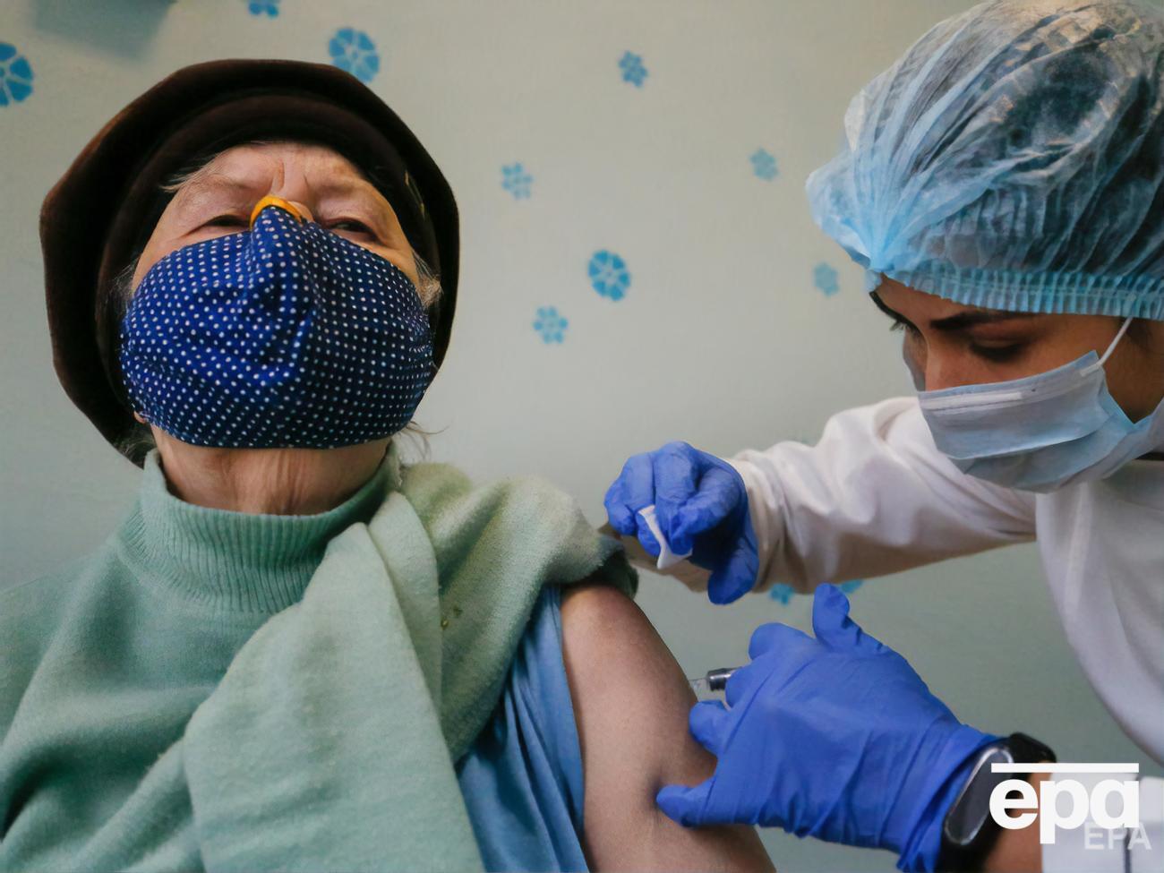 До листопада в Україні планують вакцинувати всіх медиків, структури держбезпеки, співробітників сфери освіти та людей похилого віку