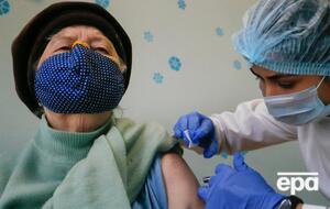 До листопада в Україні планують вакцинувати всіх медиків, структури держбезпеки, співробітників сфери освіти та людей похилого віку