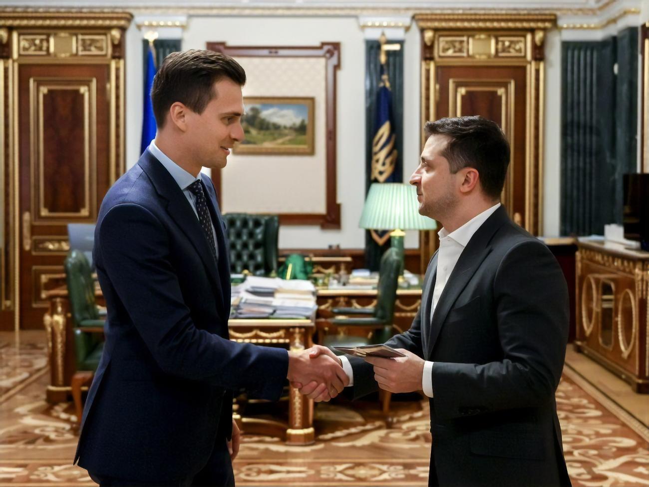 Зеленский (справа) подписал указ о назначении Скичко&nbsp;29 января