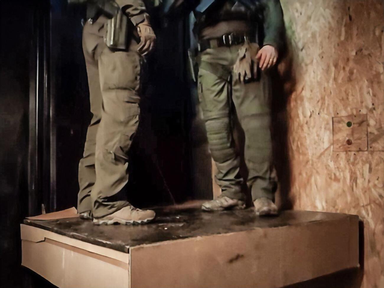 Фабрика располагалась на двух этажах, а в производственный цех можно было добраться только на скрытом лифте