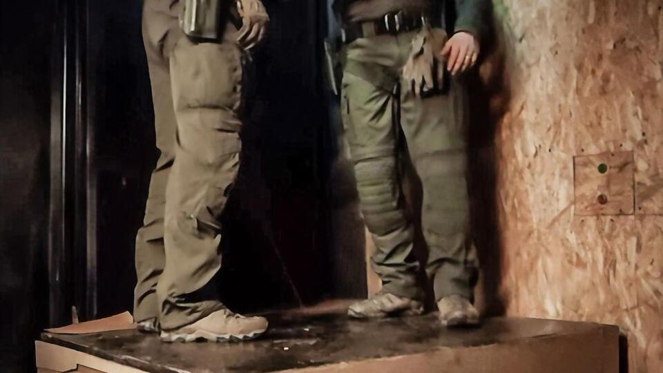 Фабрика располагалась на двух этажах, а в производственный цех можно было добраться только на скрытом лифте