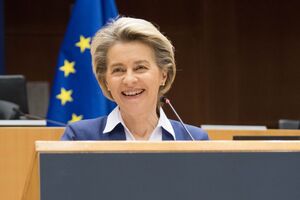 Урсула фон дер Ляйен сообщила об официальном разрешении использовать вакцину против коронавируса AstraZeneca в странах ЕС