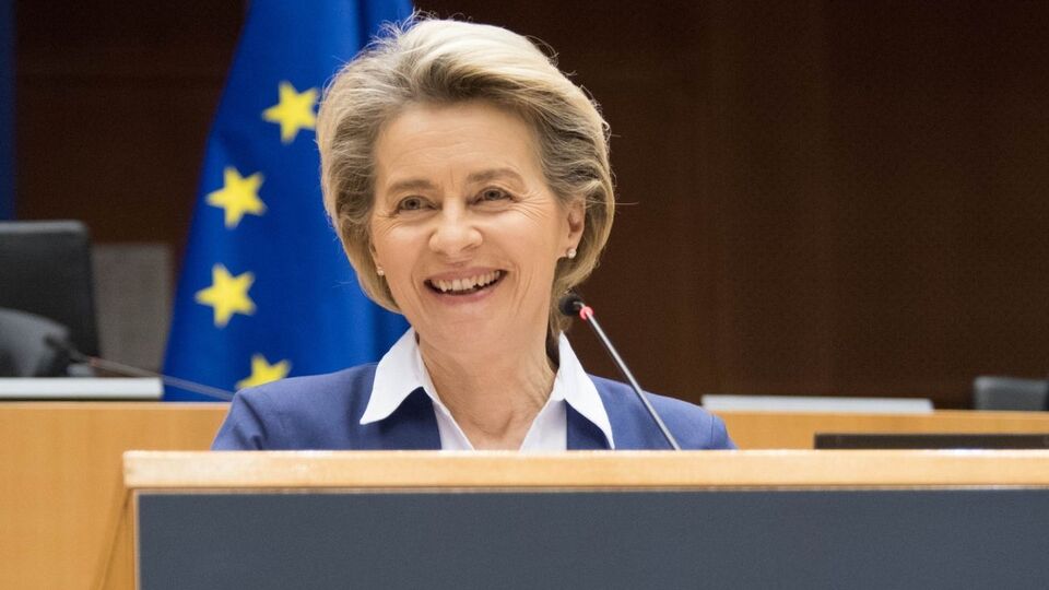 Урсула фон дер Ляєн повідомила про офіційний дозвіл використовувати вакцину проти коронавірусу від AstraZeneca у країнах ЄС