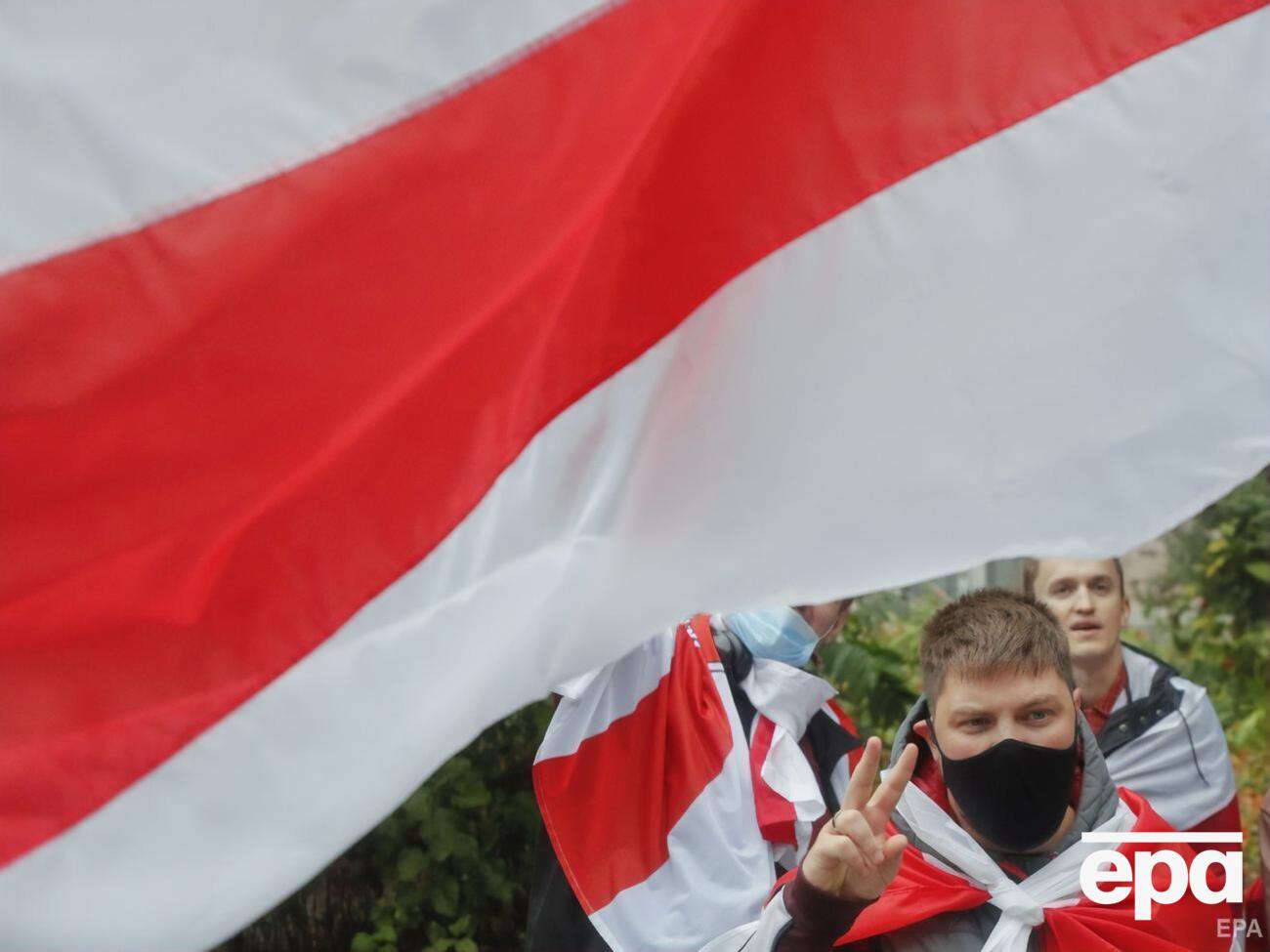 Біло-червоно-білий прапор використовують як опозиційну символіку учасники протестів, не згодні з офіційними результатами президентських виборів 2020 року