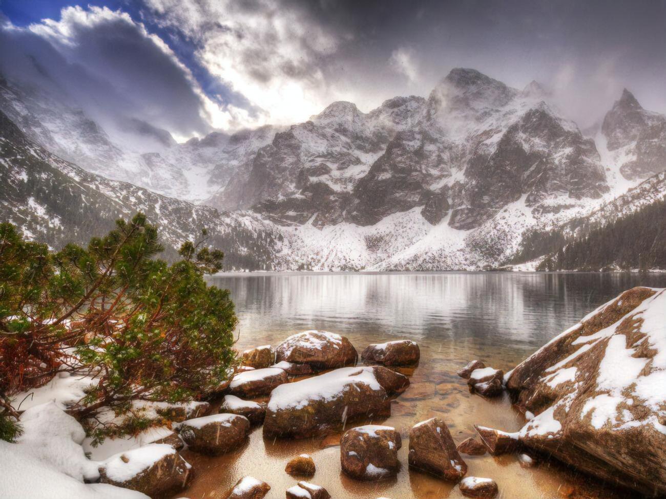 Туристів не витримав тонкий лід