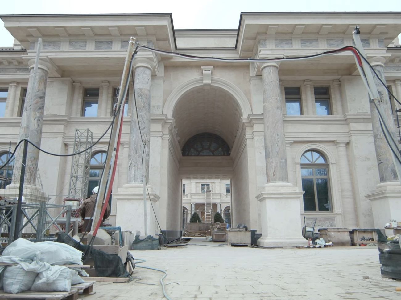 Головред Mash показав, який вигляд має палац Путіна зблизька