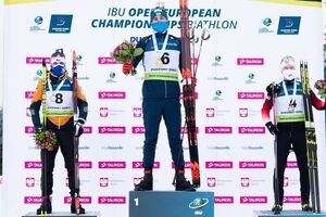 Для Прими (по центру) це друга перемога у кар'єрі в офіційних міжнародних стартах