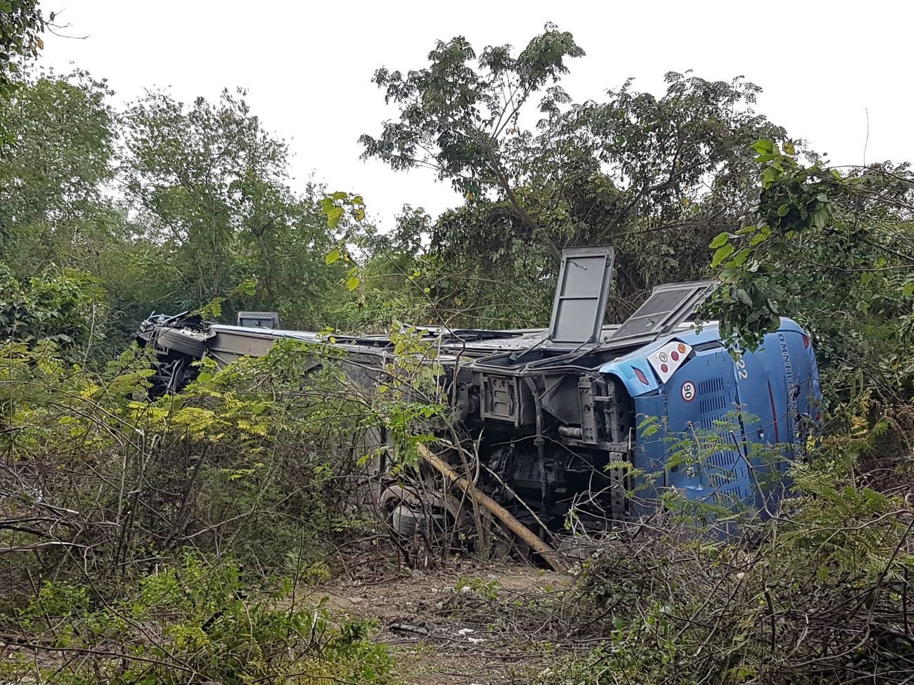 Автобус перекинувся