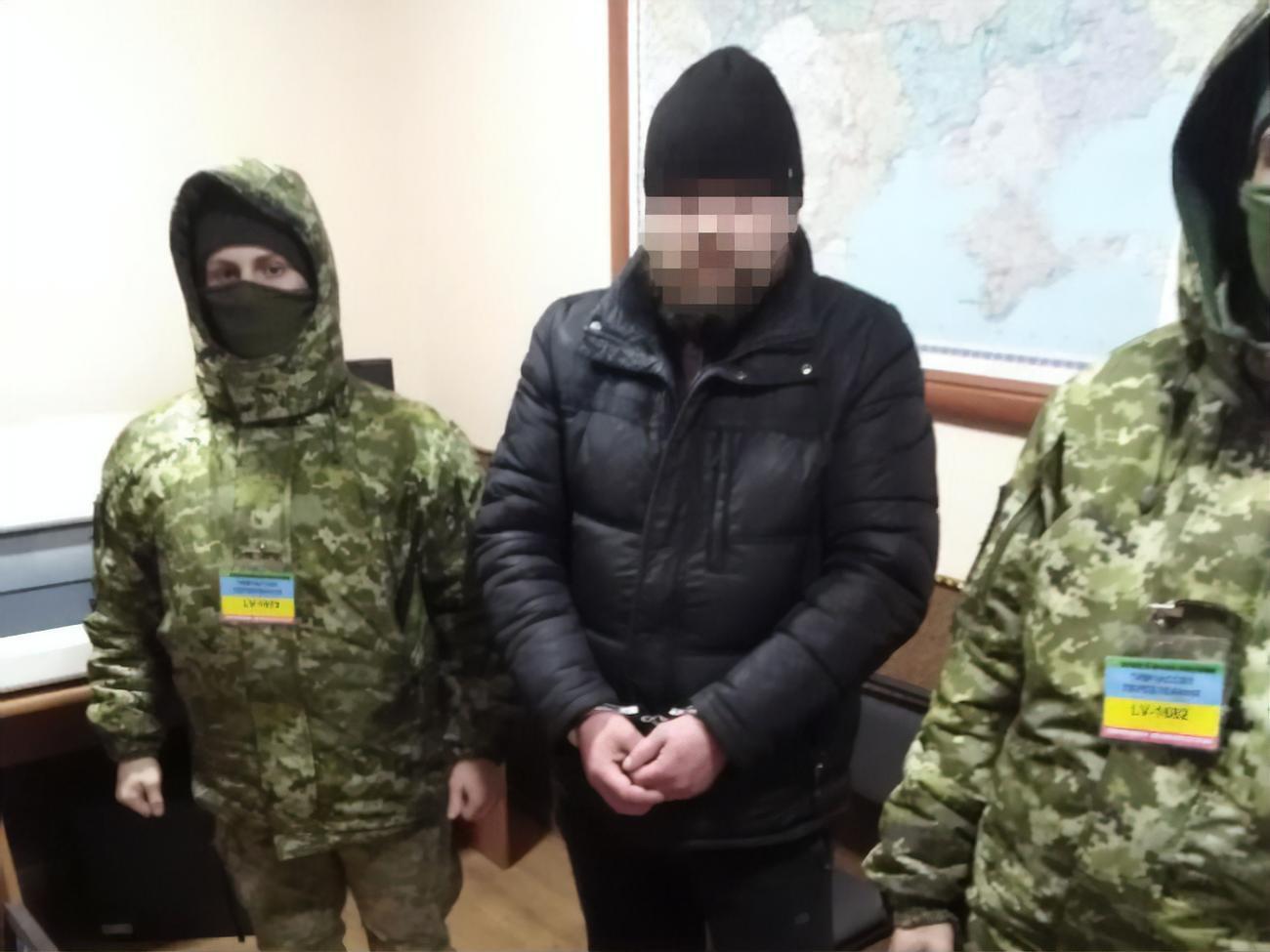 Задержанного передали сотрудникам Национальной полиции Украины