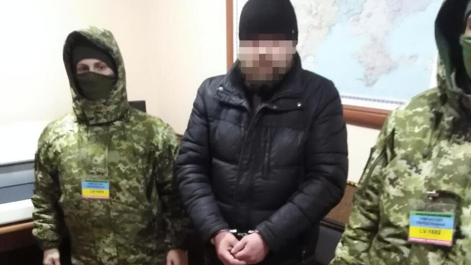 Задержанного передали сотрудникам Национальной полиции Украины
