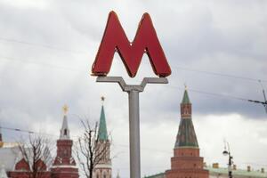 Потяги проїжджають закриті станції в центрі без зупинок