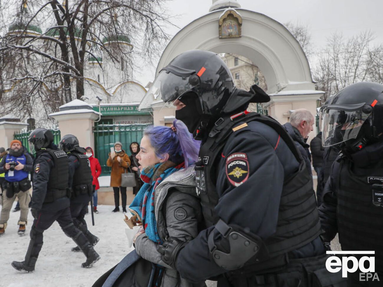 Силовики задерживают в Москве и других городах РФ участников акций протеста