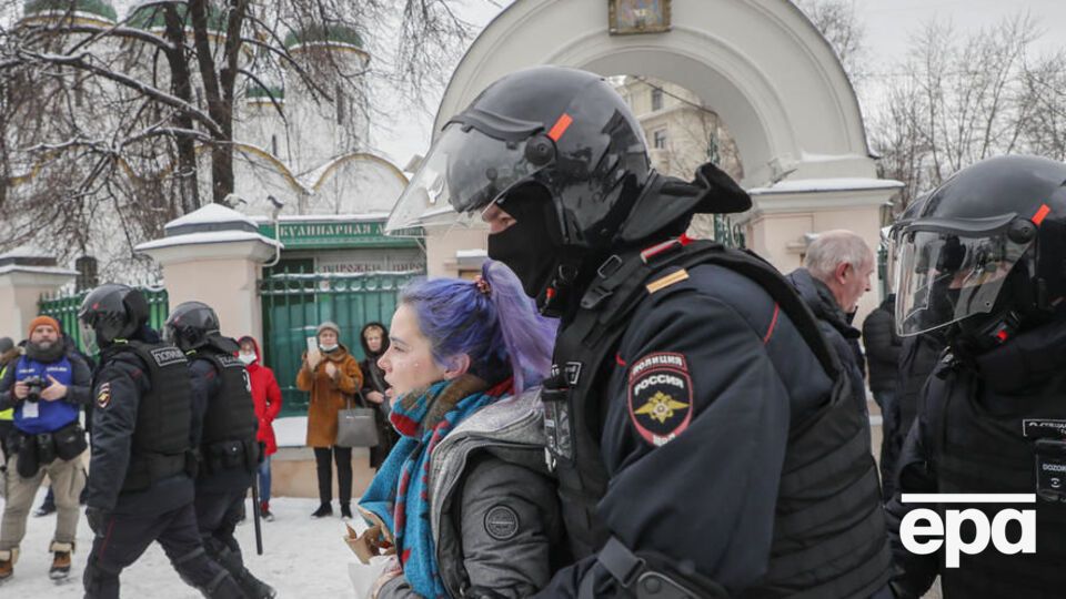 Силовики задерживают в Москве и других городах РФ участников акций протеста