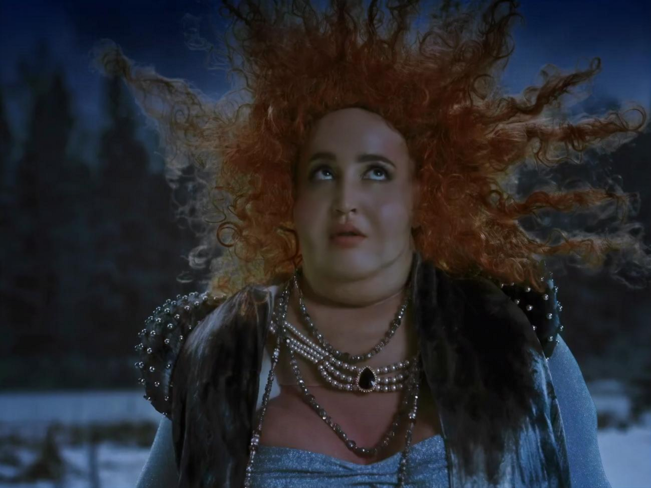 Бузова: "Помолилась утром рано. Нет, святые не спасут. И, закрывшись тихо в ванной, стала резать колбасу"