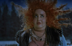 Бузова: Помолилась утром рано. Нет, святые не спасут. И, закрывшись тихо в ванной, стала резать колбасу