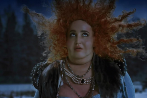 Бузова: "Помолилась утром рано. Нет, святые не спасут. И, закрывшись тихо в ванной, стала резать колбасу"