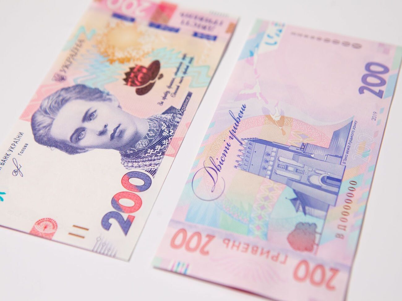Гривня щодо долара подешевшала до 28,43 грн/$
