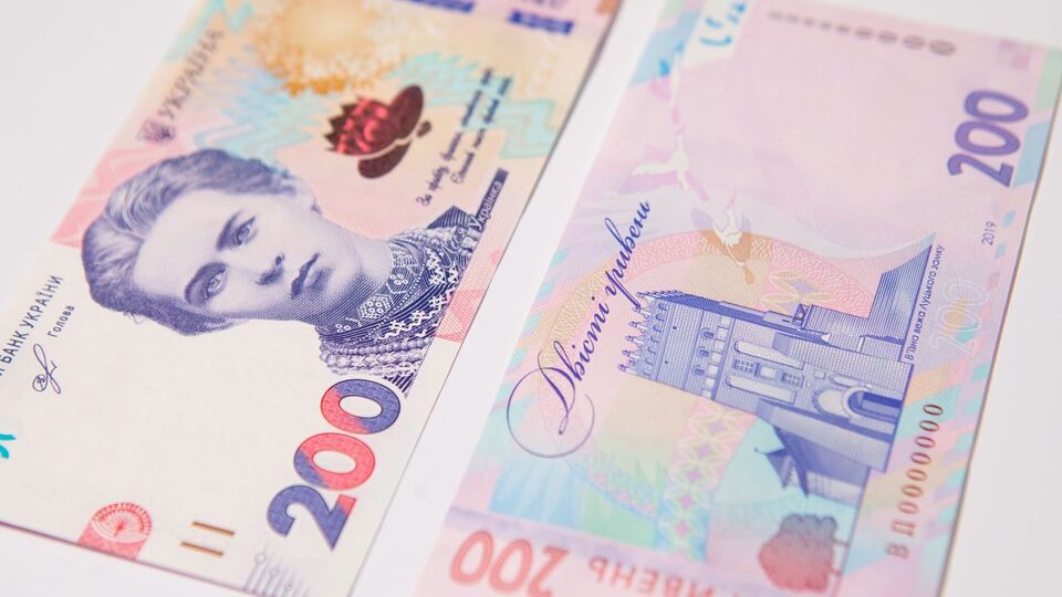Гривна к доллару подешевела до 28,43 грн/$