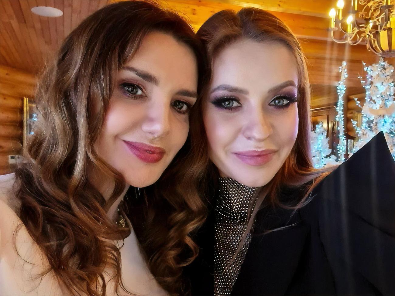 Оксана Марченко и ее невестка Екатерина фотографируются вместе