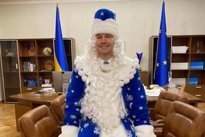 Міністр юстиції України Денис Малюська в костюмі Діда Мороза у своєму робочому кабінеті