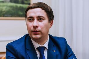 Лещенко наголосив, що інвестори не поспішають в Україну, оскільки не бачать стабільного законодавства в питанні ринку землі