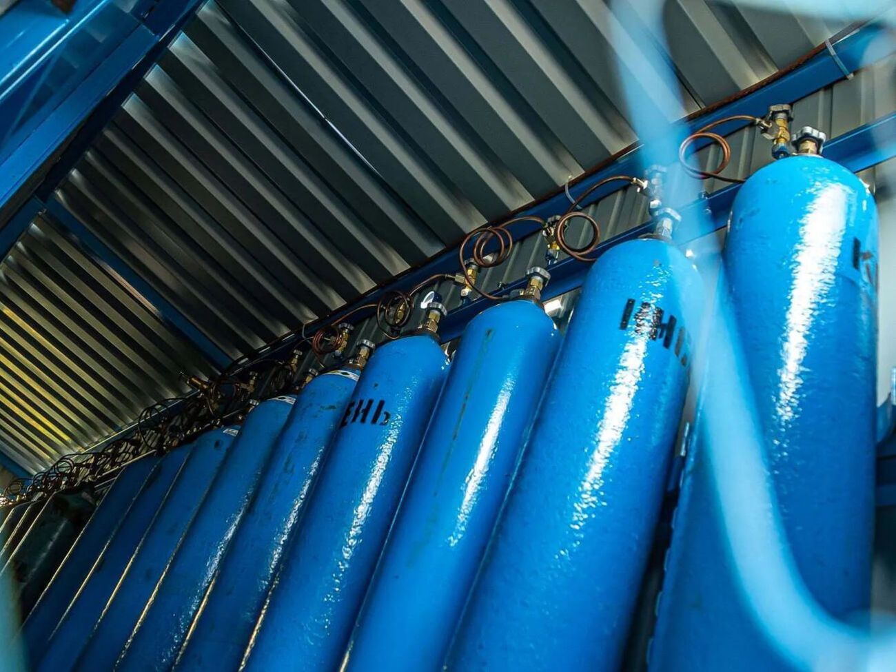 Меткомбинаты проложили больше 3 тыс. метров кислородных сетей, а также смонтировали систему автоматической безопасности и построили девять рамп для закачки кислорода на 324 баллона