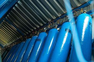 Меткомбинаты проложили больше 3 тыс. метров кислородных сетей, а также смонтировали систему автоматической безопасности и построили девять рамп для закачки кислорода на 324 баллона