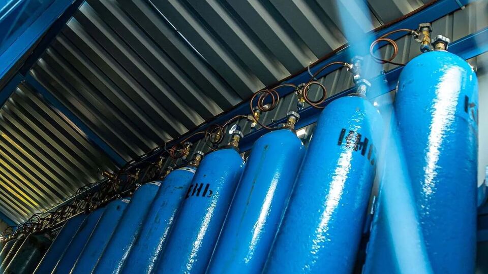 Меткомбинаты проложили больше 3 тыс. метров кислородных сетей, а также смонтировали систему автоматической безопасности и построили девять рамп для закачки кислорода на 324 баллона