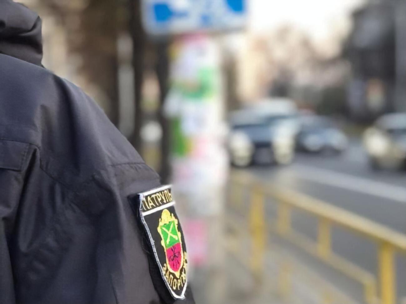 При задержании у нарушителя обнаружили пистолет, нож и похищенные из супермаркета товары