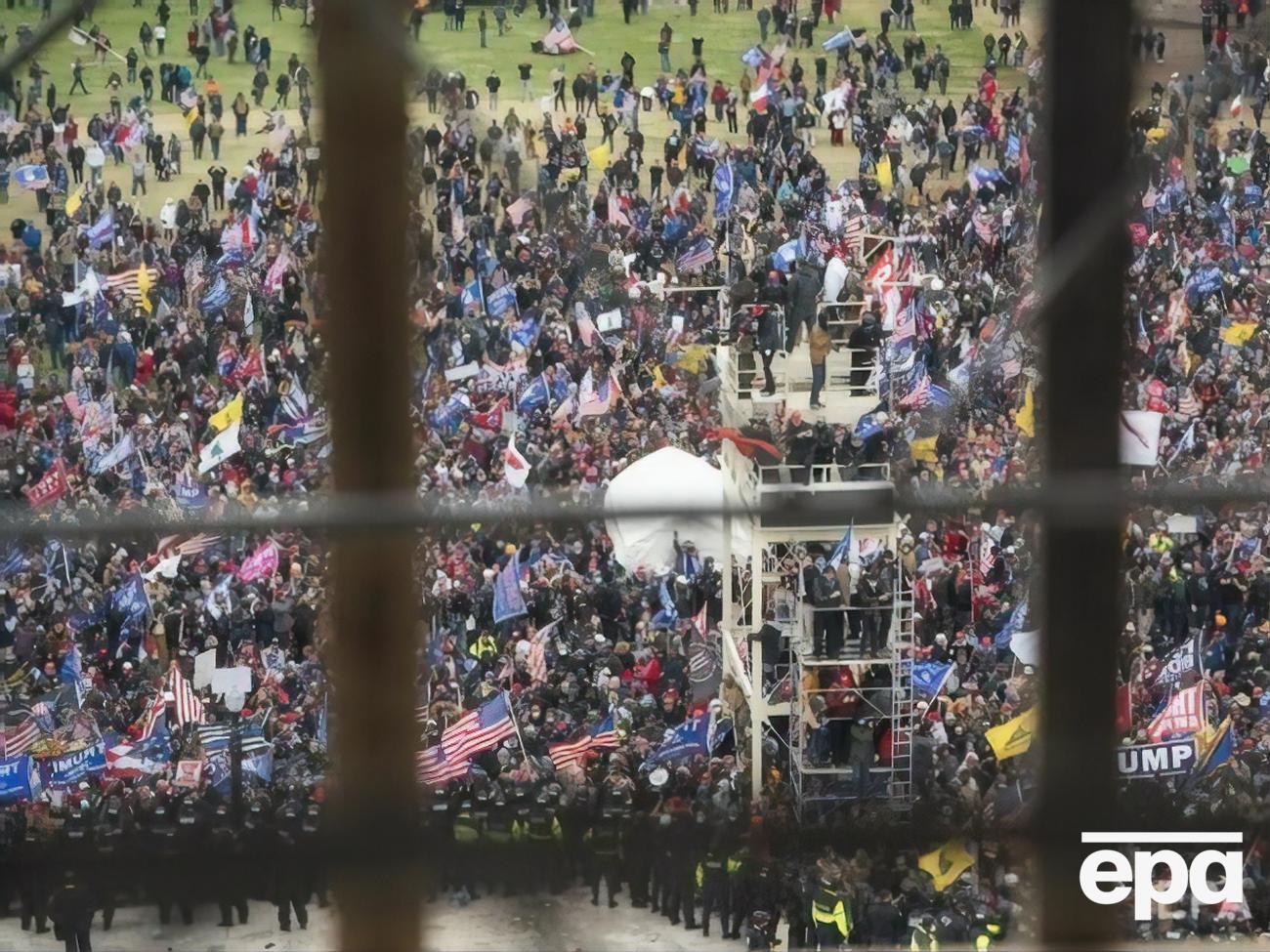 Из-за протестов под Капитолием подведение итогов американских выборов приостановили