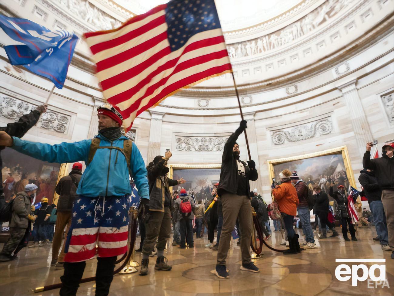 6 січня прибічники Трампа вдерлися в Капітолій, де почалася церемонія офіційного оголошення результатів президентських виборів