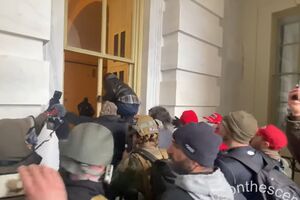 Митингующие ворвались в здание Капитолия