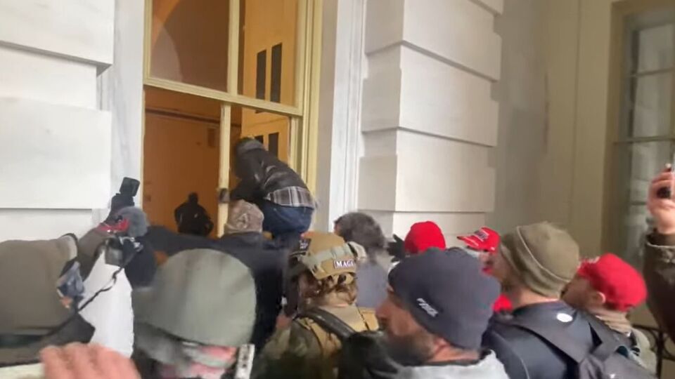 Мітингувальники увірвалися до будівлі Капітолію