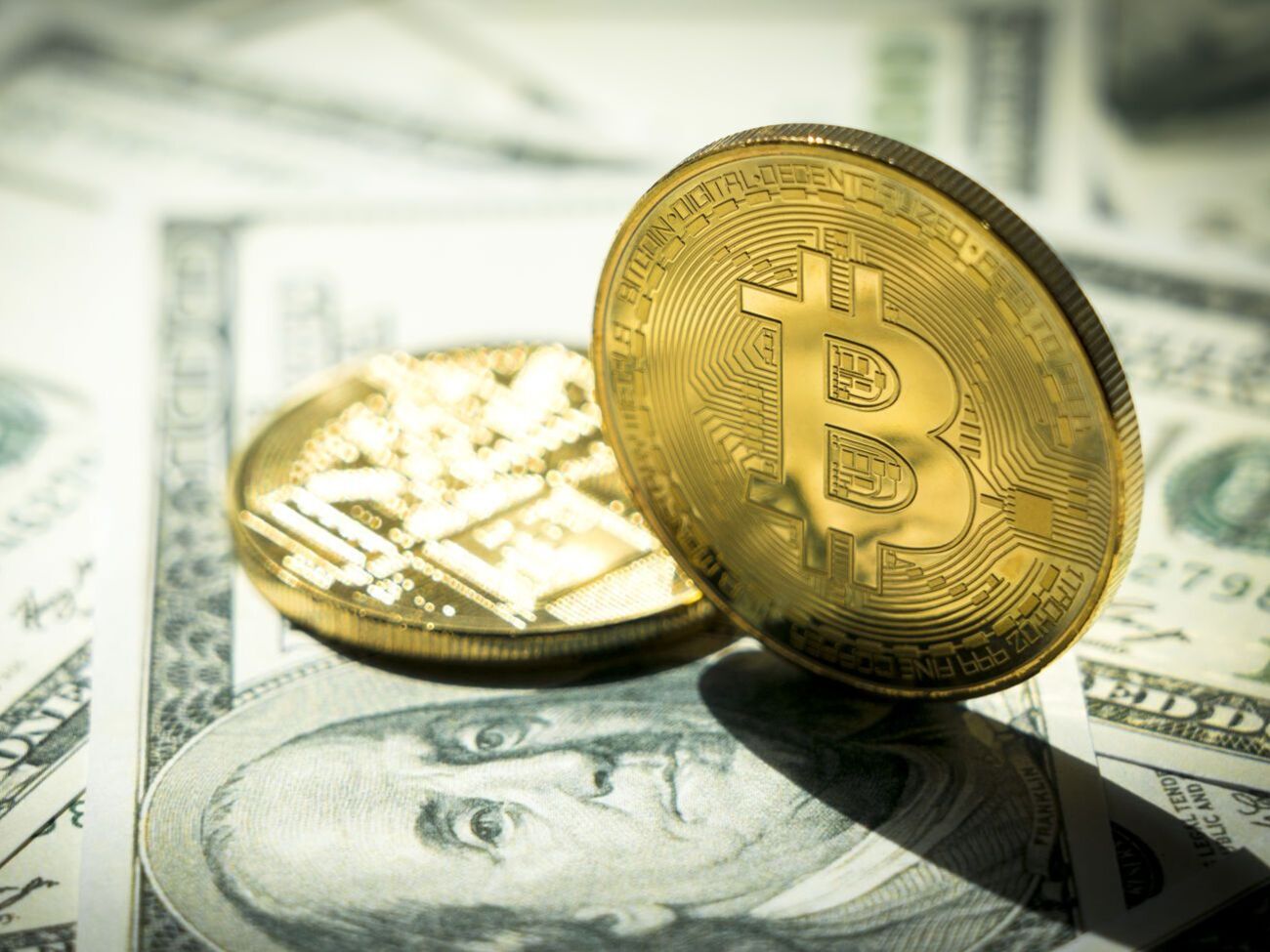 Після оновлення максимуму ціна біткоіна дещо впала