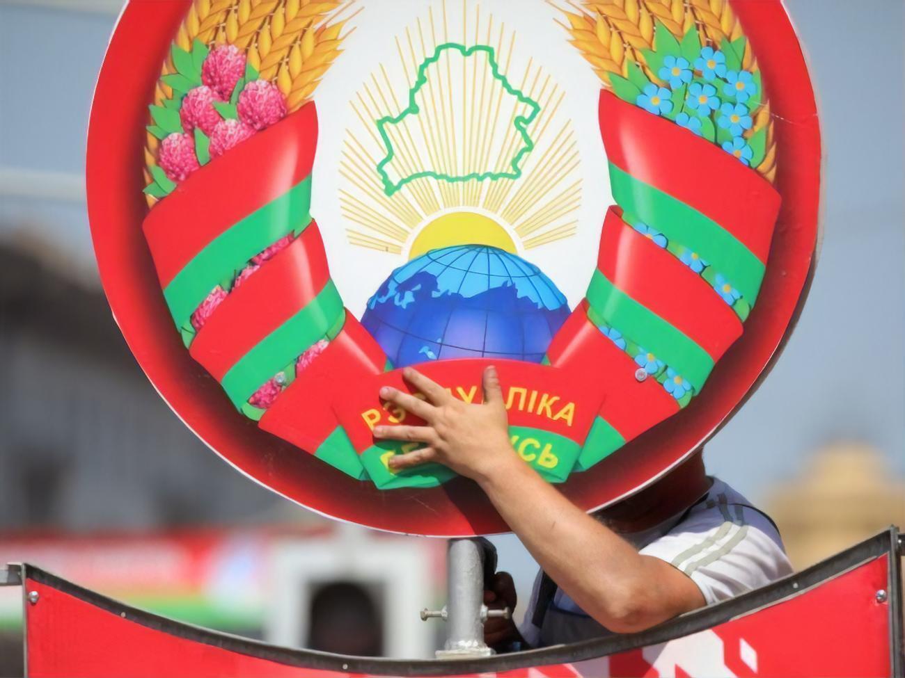 Изменения герба власти Беларуси обосновывали желанием сделать его миролюбивее