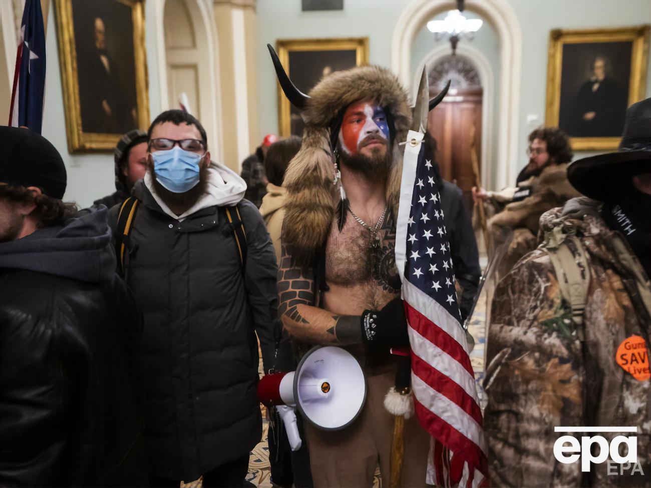 Поліція ідентифікувала учасника штурму Джейка Анджелі, відомого як "шаман QAnon"