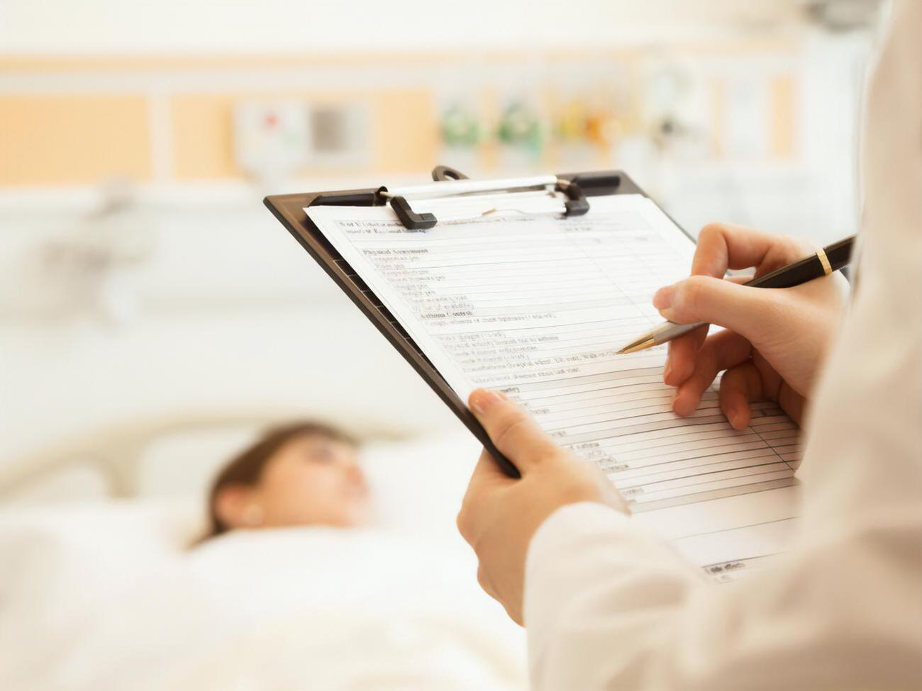 За сутки с коронавирусом в больницы попали&nbsp;2402 человека