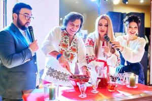 Руслан Сеничкин, Виталий Борисюк, Ольга Сумская и Людмила Барбир обсудили секрет приготовления рождественской кутьи